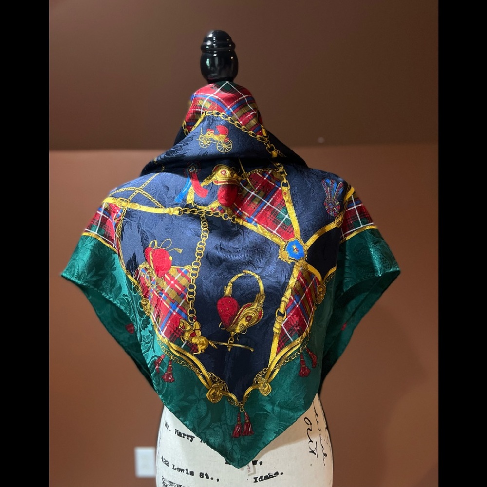 Beautiful Vintage Silk Scarf, Size 34x34 inches